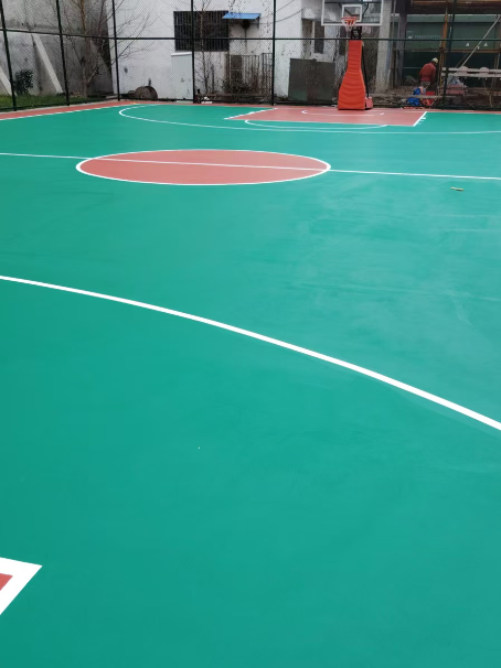 红山街道 球场长期使用易出现地面开裂